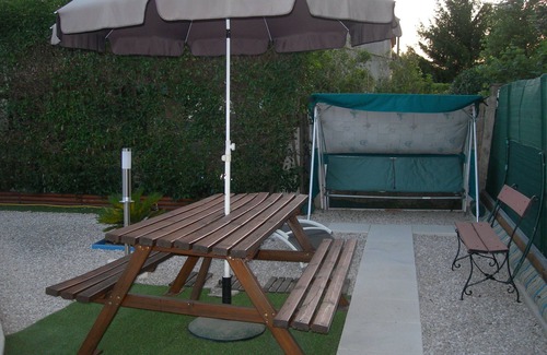 Caumont-sur-Durance Apartment | House furnished comfortably situated between Avignon and Isle sur la Sorgue