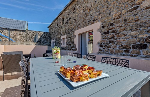 Guilers House | House 'Gite 8 Pers Au Calme - 9kms Beaches' with Shared Terrace, Private Garden and Wi-Fi