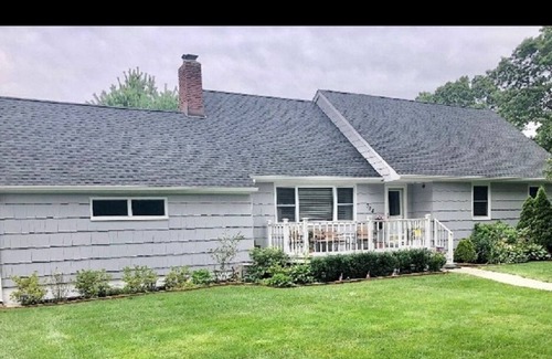 Manorville House | House ,hot tub, pool table, fireplace, barbecue área,soccer área, beach outlets