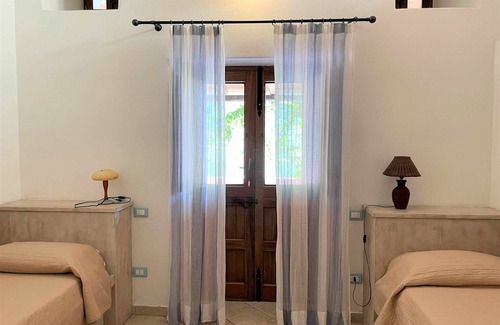 Leni House | House I 10 Puleri, among the malvasia vineyards