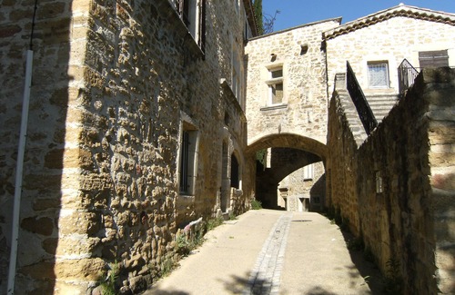 Grillon House | house in a village of the enclave of the popes