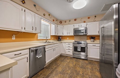 Gatlinburg - Pigeon Forge Cottage | House in Gatlinburg*Private Outdoor Pool*Fire Pit*Pool Table