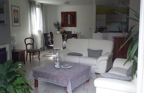 Buc House | House in quiet charming residence near Versailles and national golf course