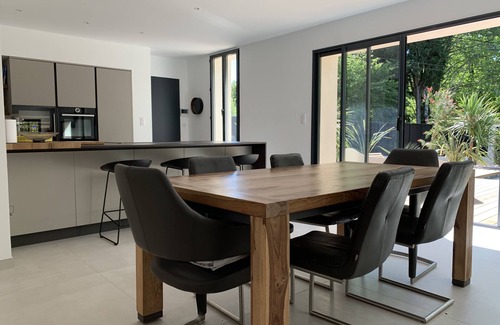 Est House | House IN THE City Center With Garden Parking Swimming Pool IN Peace