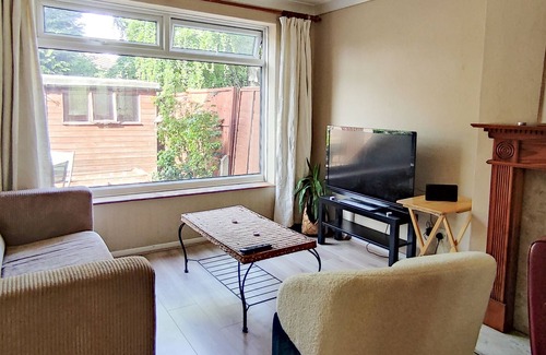 Great Barr House | House in top area with parking for 2 vehicles - 5 mins from M5/M6