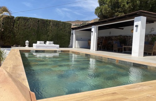 Gualchos House | House located on a cliff in the Mediterranean Sea.