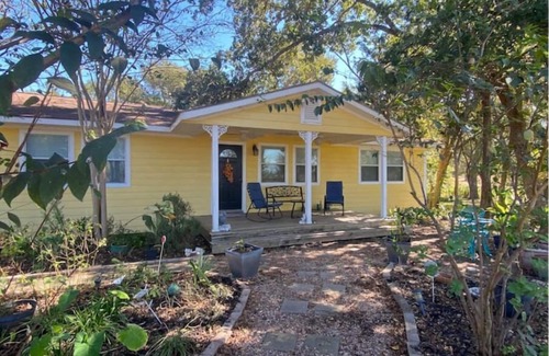 Burton House | House minutes from the lake