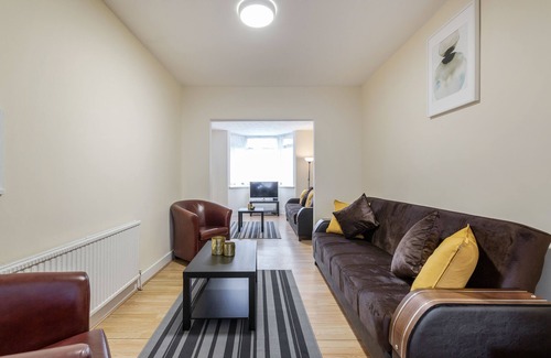 Barking House | House near Barking station, 30 mins to London. Parking paid. Close to amenities.