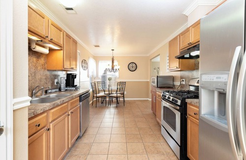 Humble House | House Near IAH Airport - 3BD, 2Bath w/Parking