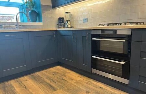 Shoreham-by-Sea House | House near the Beach with Hot tub, Sauna & Parking