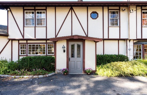New Preston House | House Nestled Bet Vineyards/Pool, Sauna and Spa