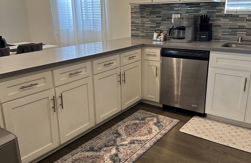 Los Angeles House | House of Gucci Inspired I 4BR + Free Parking + Prime Location InDiscounted Rate