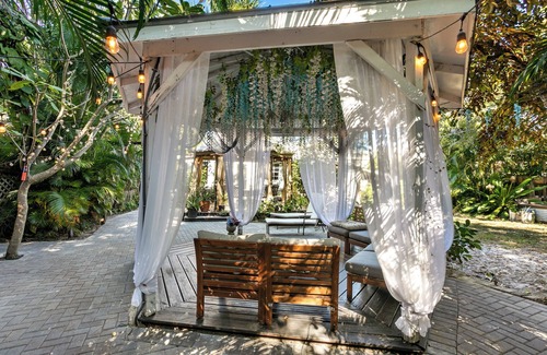 Poiciana Park II House | House of Lotus-Cottage house w/tropical backyard & amenities- Near PBI & beach