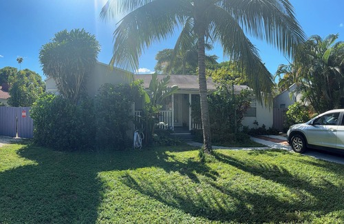 Poiciana Park II House | House of Lotus-Cottage house w/tropical backyard & amenities- Near PBI & beach