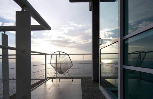 Las Playas Apartment | House of the Moon in Acapulco
