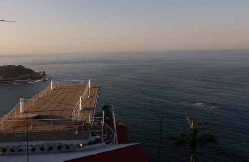 Las Playas Apartment | House of the Moon in Acapulco