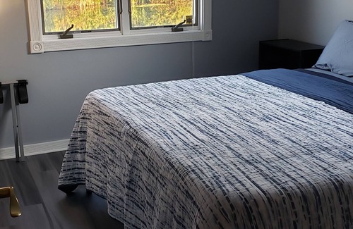 Long Lake House | House on Loon Lake 1m to Long Lake| Sleeps 6, 2 Bedrooms & 1 Large Loft| 3 Beds