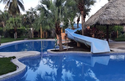 Puerto San Jose House | House on the high seas with access to the beach