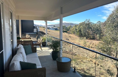 Wodonga Apartment | House on the Hill - with VRBO