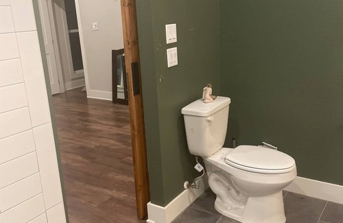 Era House | House on the Hilln3/2 house with scenic views outside Decatur with AC, WiFi.