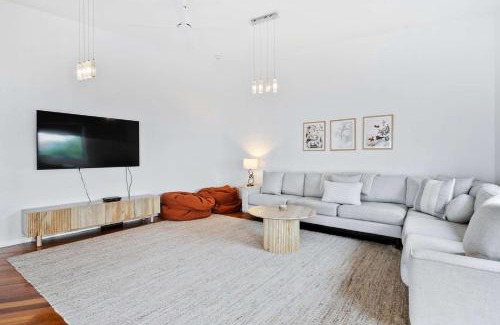 Howrah House | House on the Hillside with City Views Sleeps 12