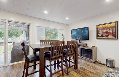 Shelton House | House right on the lake w/hot tub, kayak, SUP & games - great location