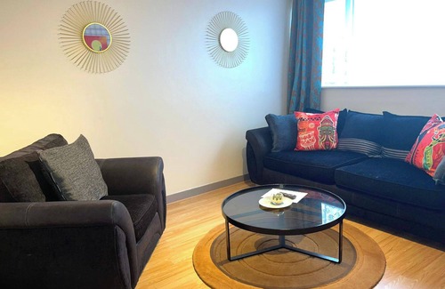 Havering Park House | House - Sleeps 10 - Garden - Parking