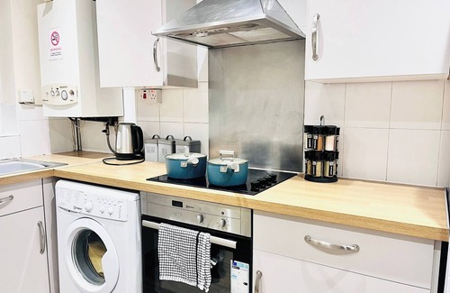 Canterbury House | House - Sleeps 10 - Parking - Garden