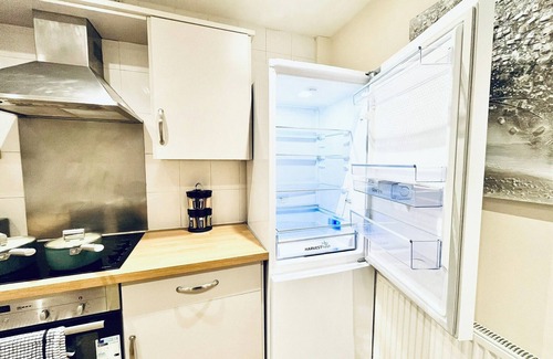 Canterbury House | House - Sleeps 10 - Parking - Garden