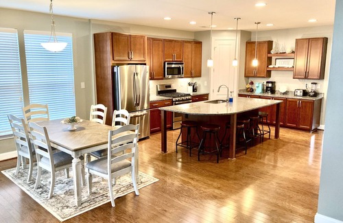 Frankford House | House sleeps 10, steps to pool, indoor/outdoor living, shuttle to Bethany Beach