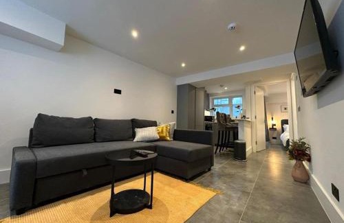 Brondesbury House | House - Sleeps 4 & Free Parking