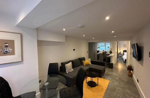 Brondesbury House | House - Sleeps 4 & Free Parking