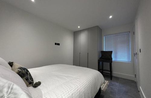 Brondesbury House | House - Sleeps 4 & Free Parking