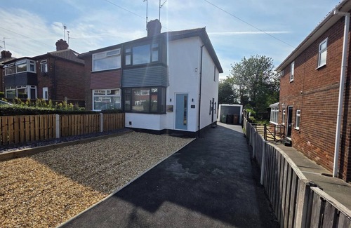 Beeston House | House - Sleeps 4 - Parking - Garden - City Centre