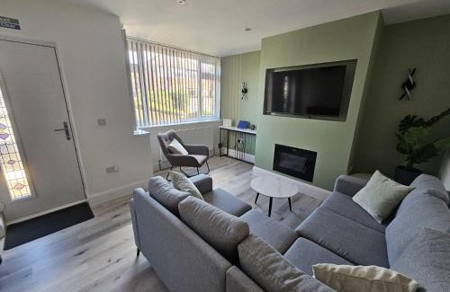 Beeston House | House - Sleeps 4 - Parking - Garden - City Centre