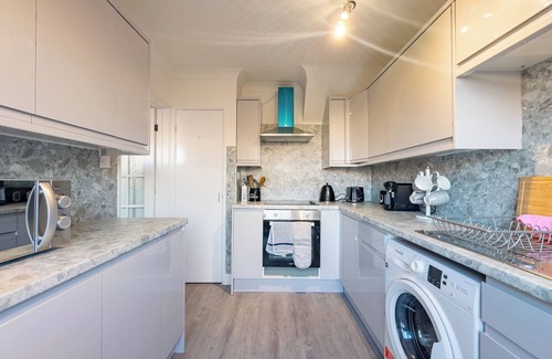 Basildon House | House - Sleeps 7, Private Garden & Parking