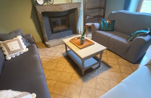 Genouillac House | House sleeps 8/10 with enclosed grounds. Pets welcome!