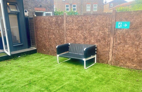 Thamesmead East House | House - Sleeps 8 - Garden - Parking