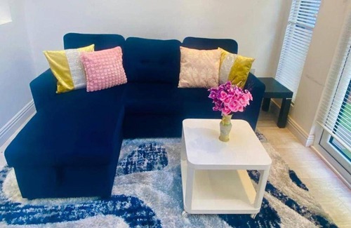 Thamesmead East House | House - Sleeps 8 - Garden - Parking