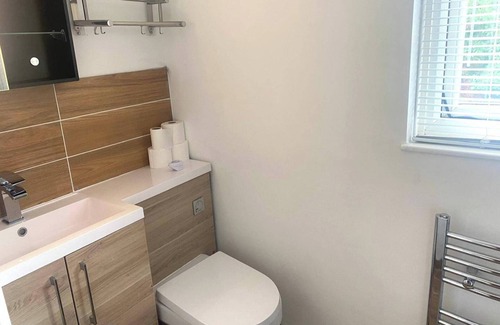 Thamesmead East House | House - Sleeps 8 - Garden - Parking