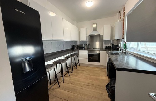 Bridgend House | House - Sleeps 8 - Parking - WiFi