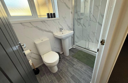 Bridgend House | House - Sleeps 8 - Parking - WiFi