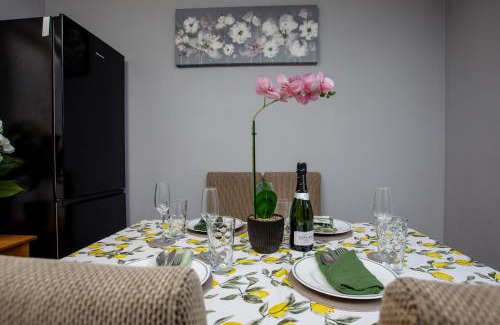 Sheffield House | House -Sleeps 8 parking suitable for contractors