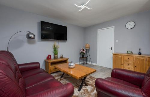 Sheffield House | House -Sleeps 8 parking suitable for contractors