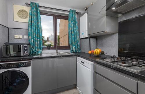 Sheffield House | House -Sleeps 8 parking suitable for contractors