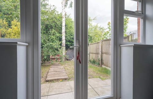 Maidstone House | House-Sleeps7-Parking-Garden-SportsChannels