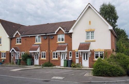 Maidstone House | House-Sleeps7-Parking-Garden-SportsChannels
