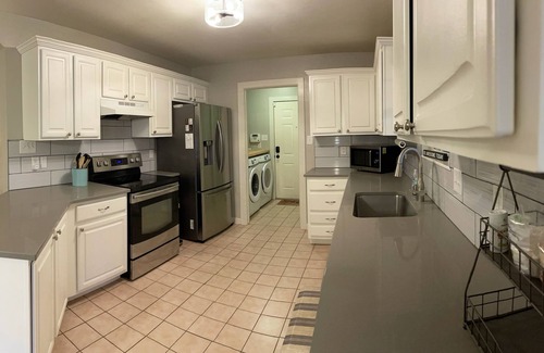 Johnson City House | House w/1 acre, Spa & Outdoor Living