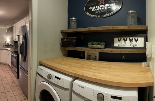 Johnson City House | House w/1 acre, Spa & Outdoor Living