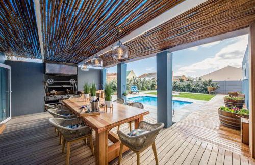 Bloubergstrand House | House w Pool, Fireplace, Braai